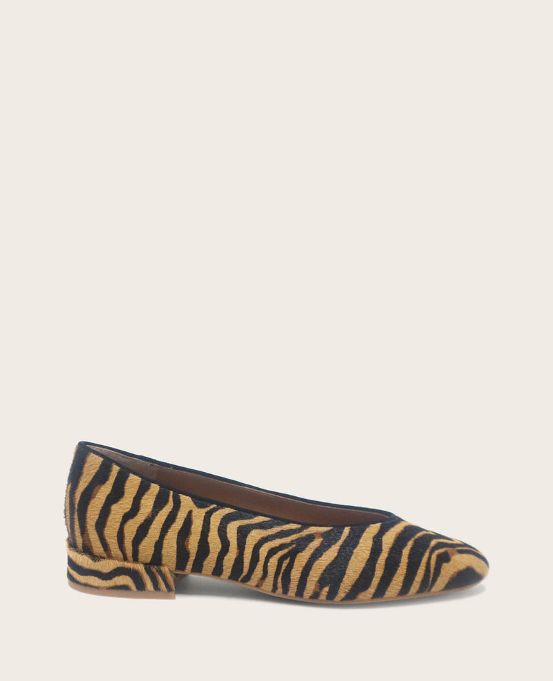 Kenneth Cole - GENTLE SOULS - Atlas V Tiger Calf Hair Flat WOMENS FLAT for Women