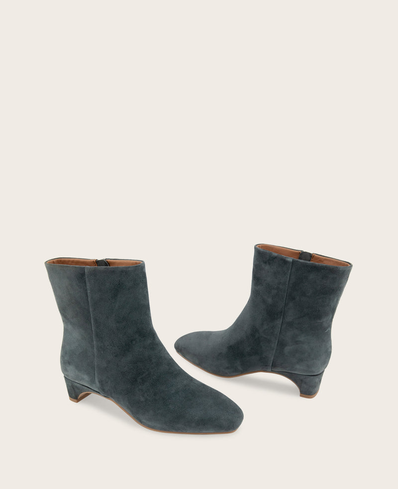 Kenneth Cole - GENTLE SOULS - Nalston Suede Bootie WOMENS BOOT for Women