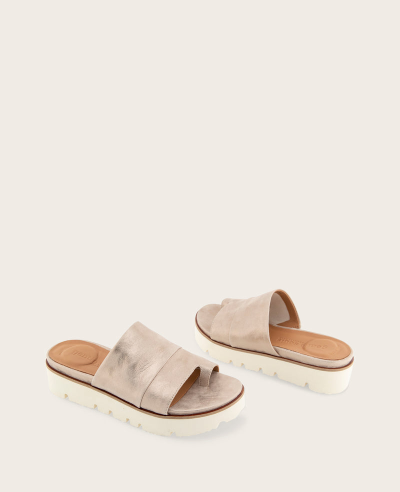 Kenneth Cole - GENTLE SOULS - Lavern Metallic Lightweight Platform Slip-On WOMENS SANDAL for Women